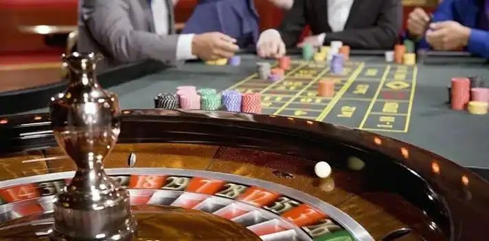 Antarmuka aplikasi mobile kakaktogel menampilkan menu utama dengan slot, live-dealer, dan sportsbook